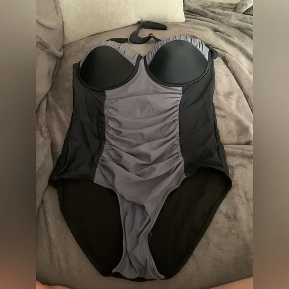 Women's one piece bathing suit. Built in cups. - Picture 1 of 3